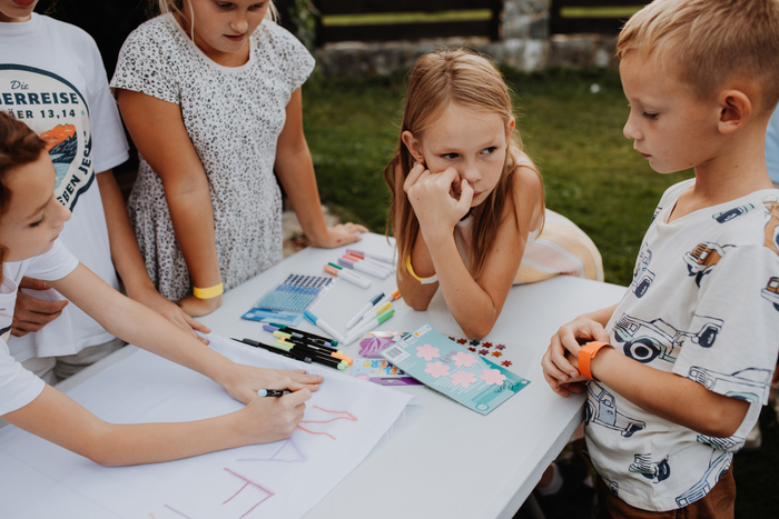 Ein Bild von einem Kind, während er Kinderfreizeit