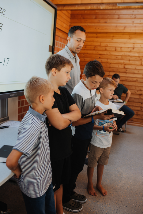 Ein Bild von einem Kind, während er Kinderfreizeit